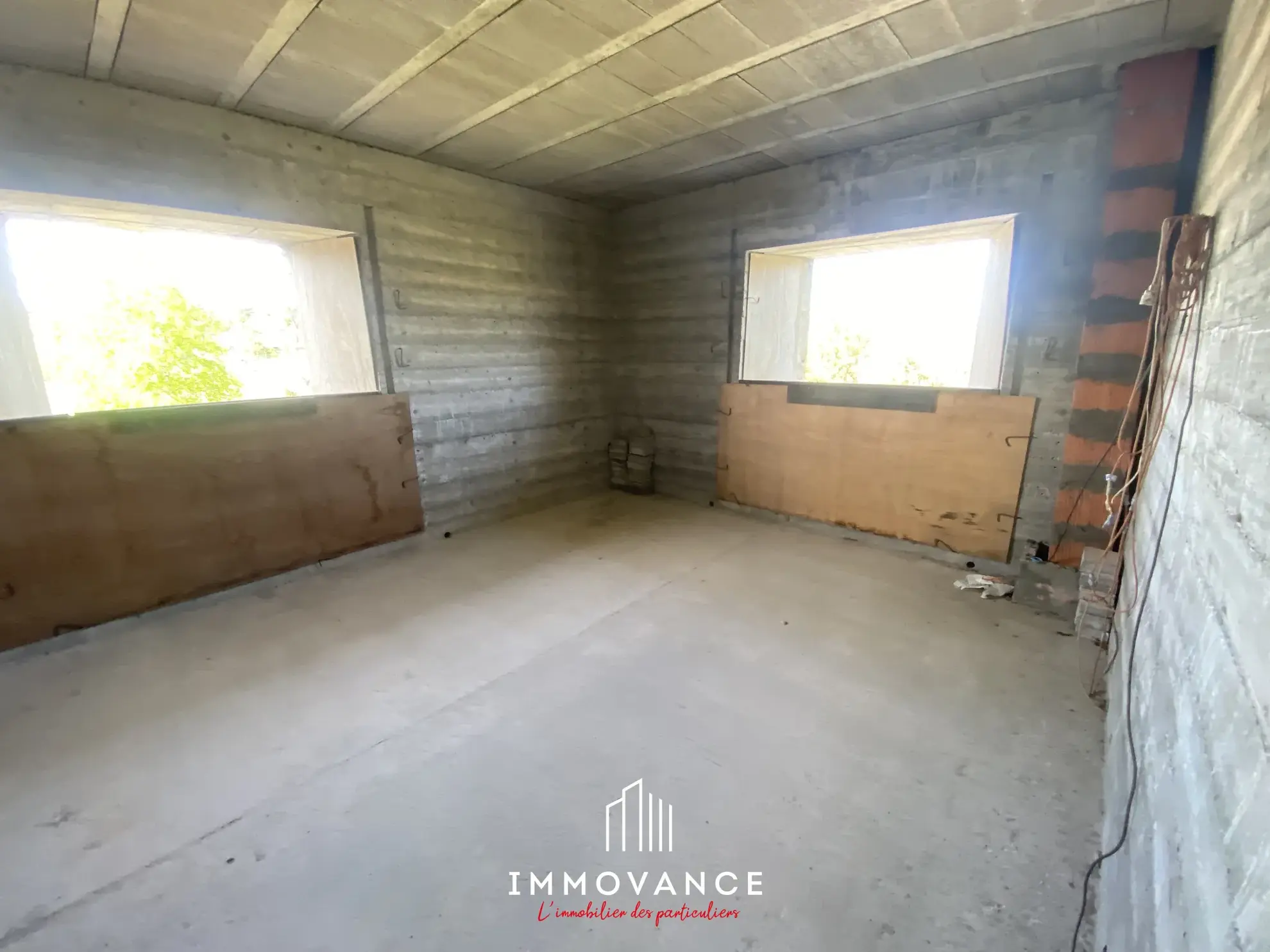 Maison de campagne de 100 m² avec potentiel et terrain de 5000 m² à La Roque Ste Marguerite 