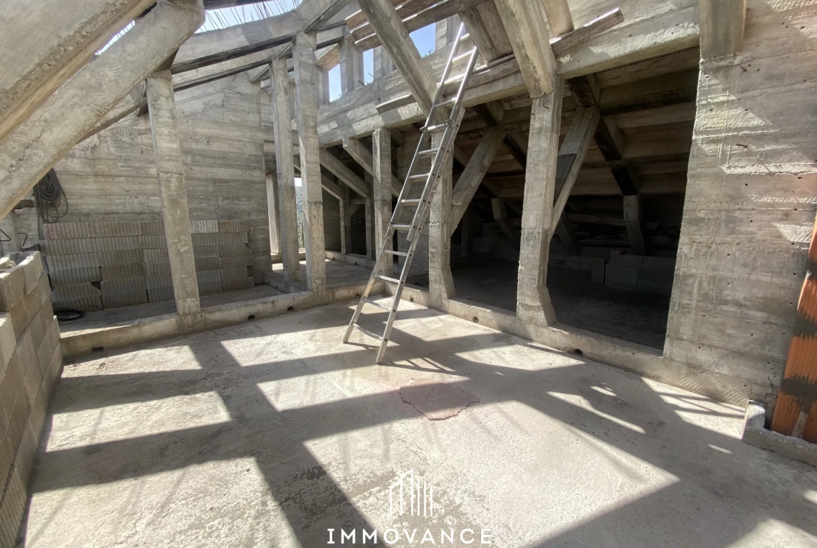 Maison de campagne de 100 m² avec potentiel et terrain de 5000 m² à La Roque Ste Marguerite 