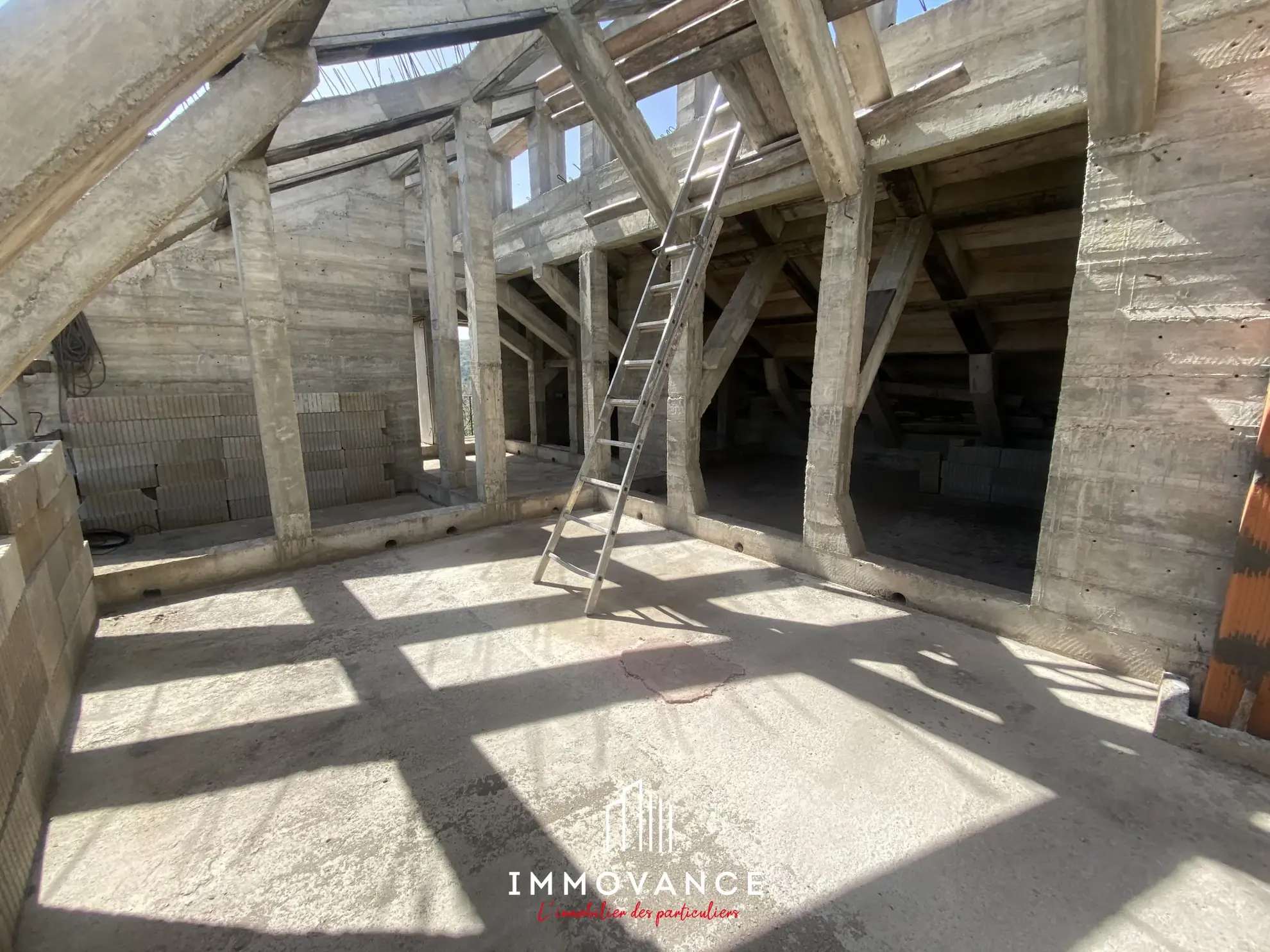 Maison de campagne de 100 m² avec potentiel et terrain de 5000 m² à La Roque Ste Marguerite 