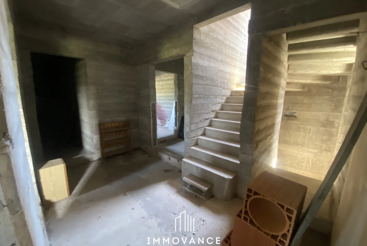 Maison de campagne de 100 m² avec potentiel et terrain de 5000 m² à La Roque Ste Marguerite 