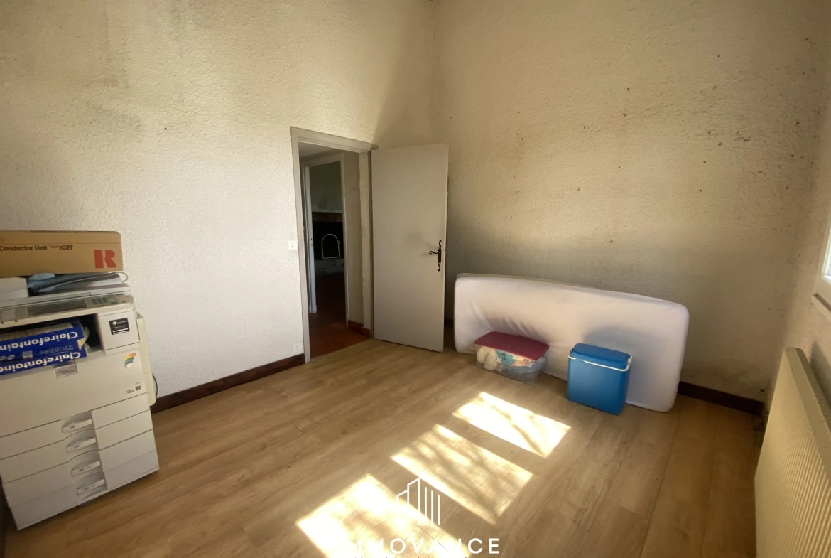 Maison de campagne de 100 m² avec potentiel et terrain de 5000 m² à La Roque Ste Marguerite 