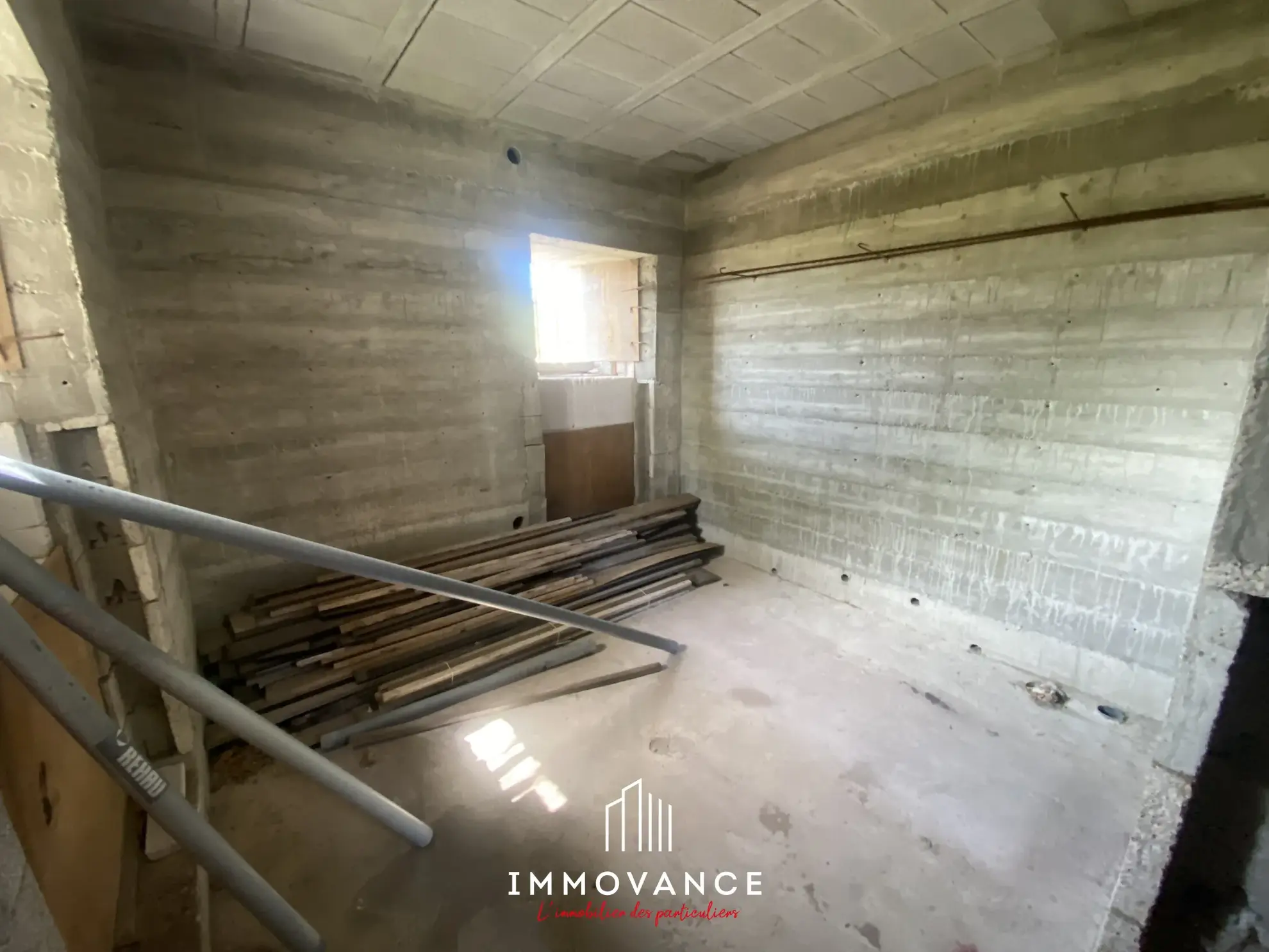 Maison de campagne de 100 m² avec potentiel et terrain de 5000 m² à La Roque Ste Marguerite 