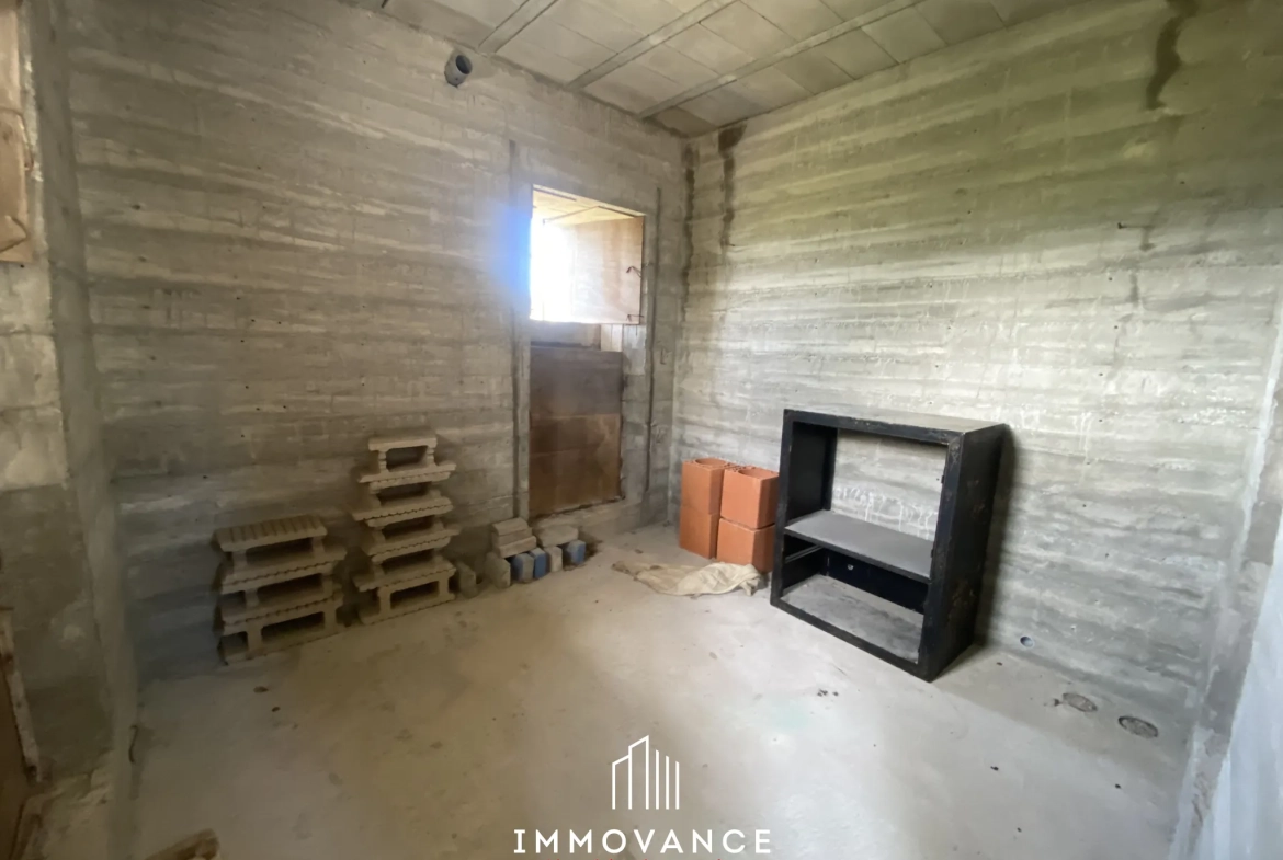 Maison de campagne de 100 m² avec potentiel et terrain de 5000 m² à La Roque Ste Marguerite 