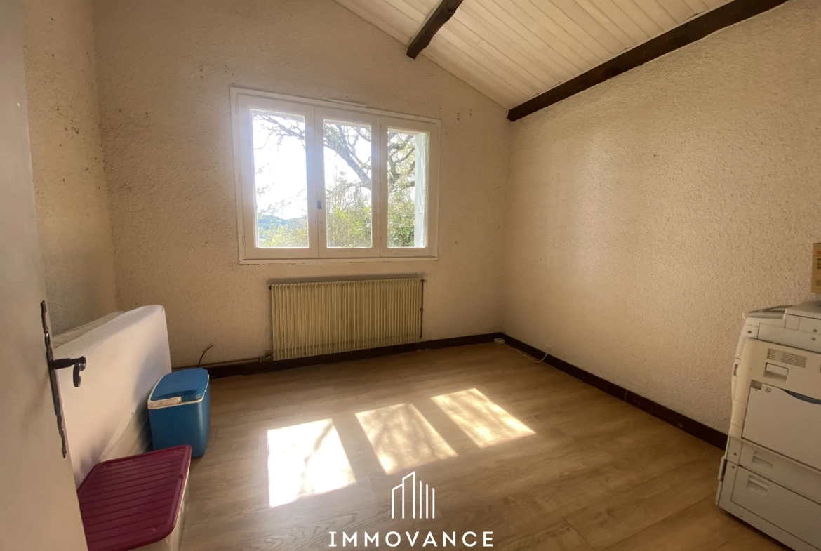 Maison de campagne de 100 m² avec potentiel et terrain de 5000 m² à La Roque Ste Marguerite 