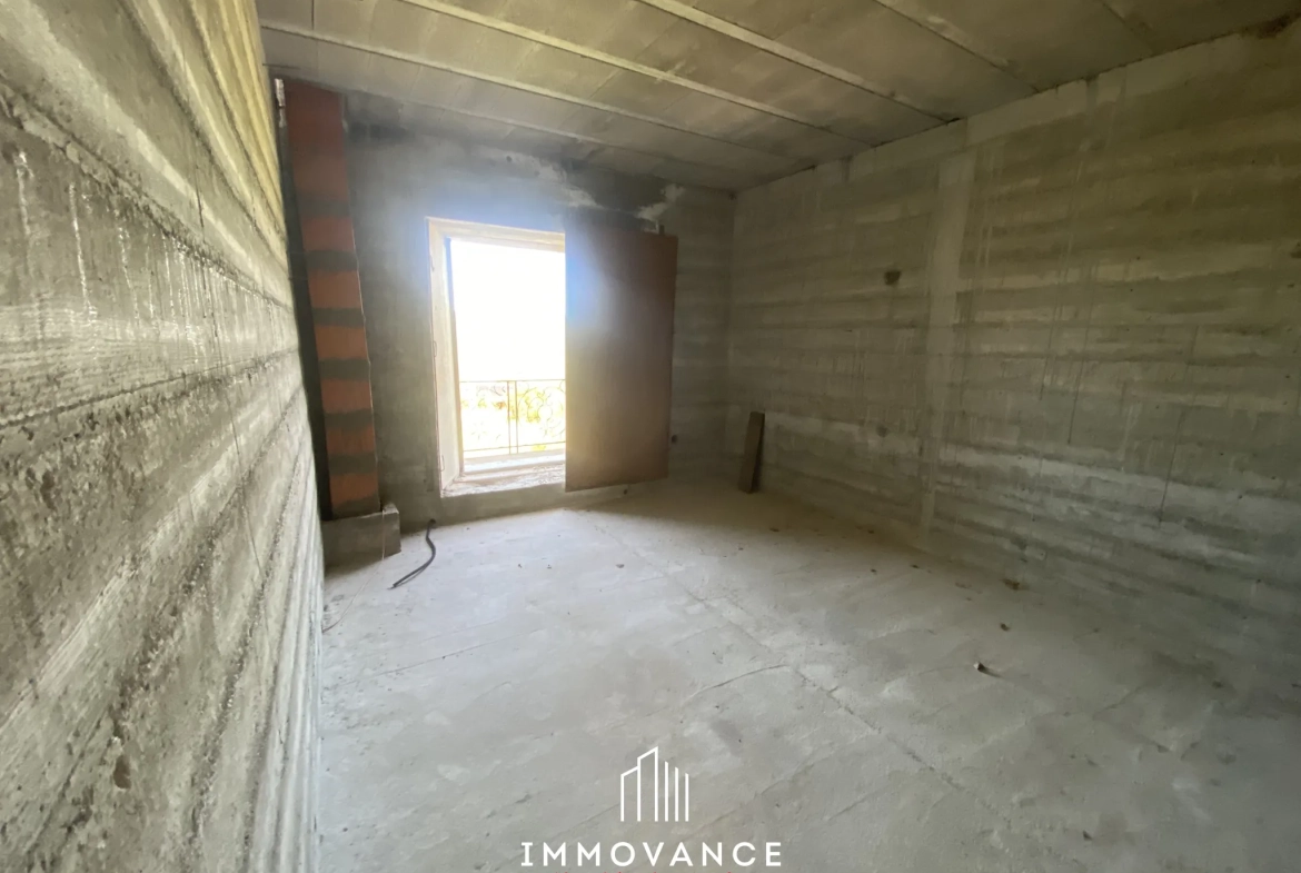 Maison de campagne de 100 m² avec potentiel et terrain de 5000 m² à La Roque Ste Marguerite 