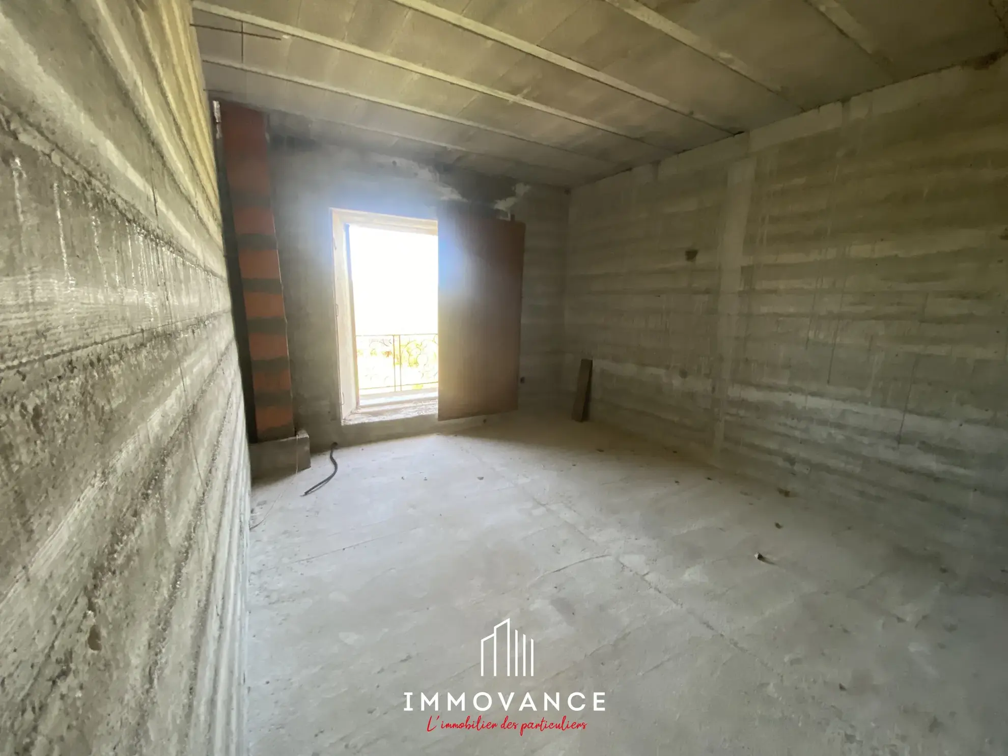 Maison de campagne de 100 m² avec potentiel et terrain de 5000 m² à La Roque Ste Marguerite 