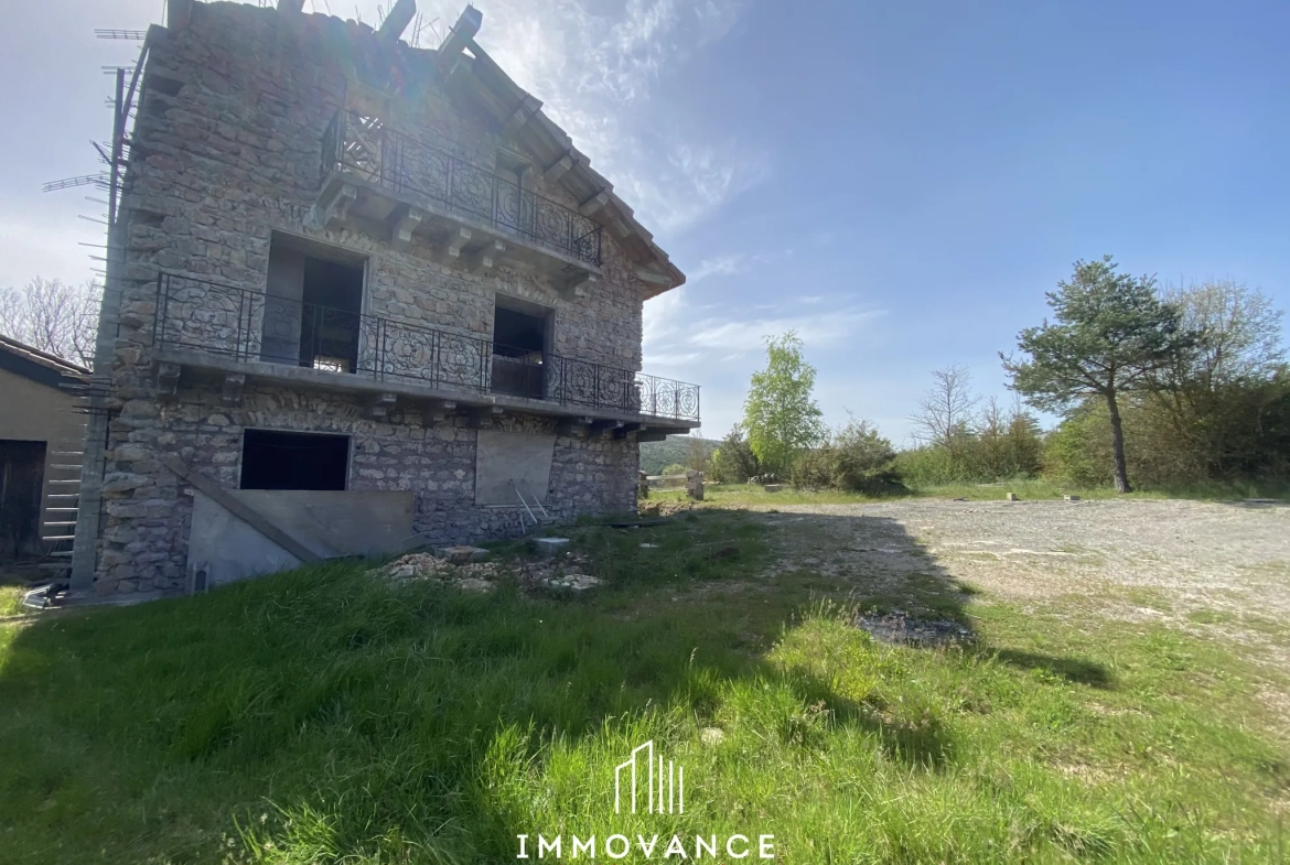 Maison de campagne de 100 m² avec potentiel et terrain de 5000 m² à La Roque Ste Marguerite 