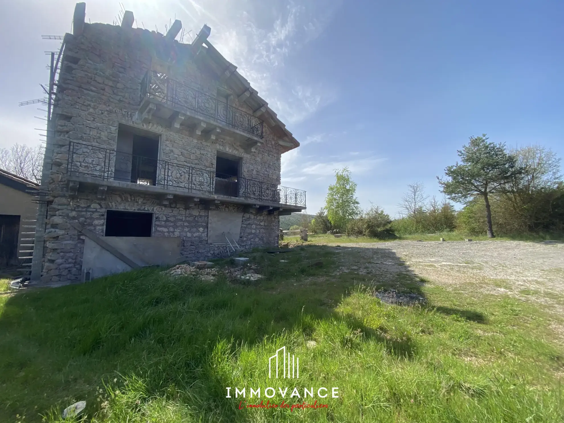 Maison de campagne de 100 m² avec potentiel et terrain de 5000 m² à La Roque Ste Marguerite 