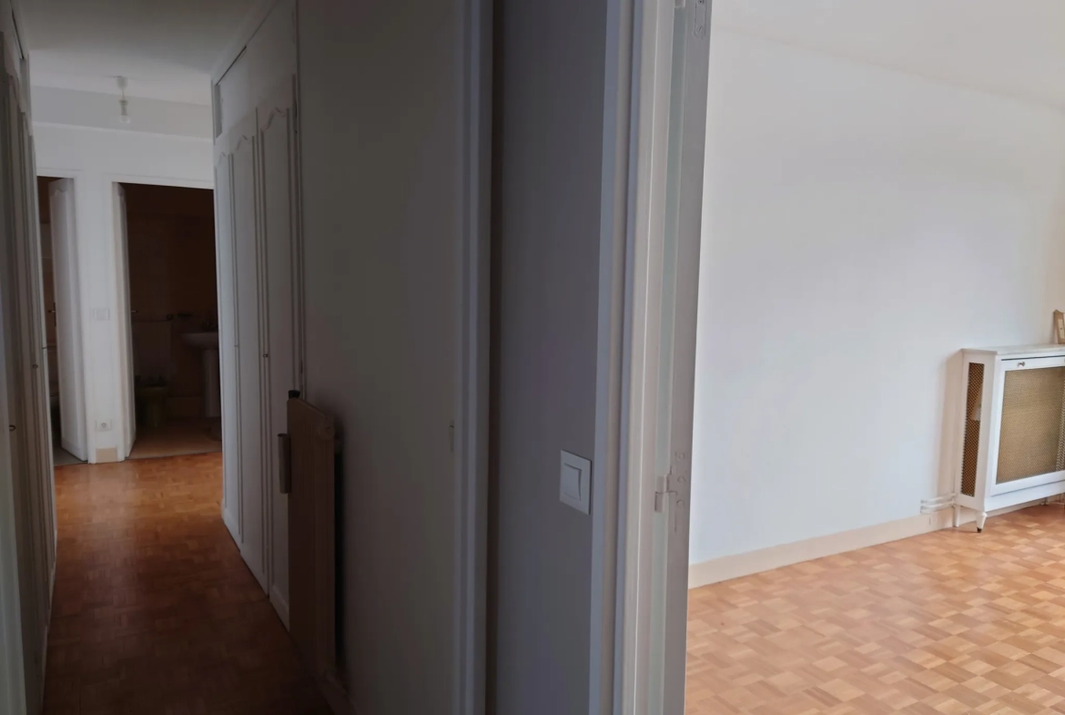 Grand appartement 4 chambres à Viry-Châtillon avec balcon et parking 