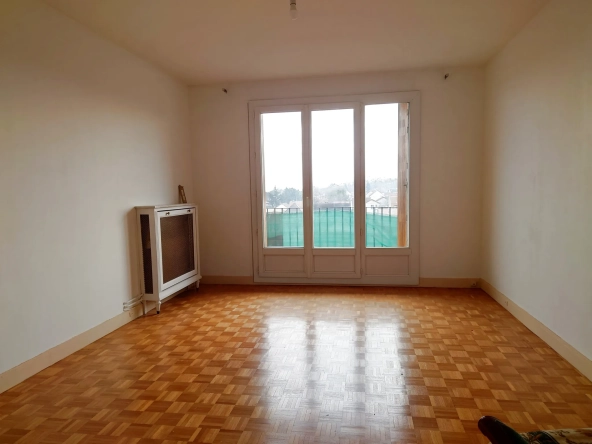 Grand appartement 4 chambres à Viry-Châtillon avec balcon et parking