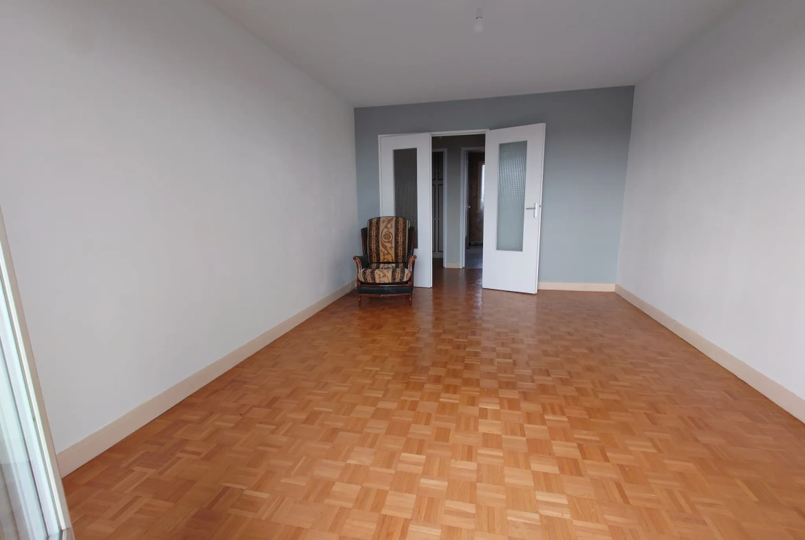 Grand appartement 4 chambres à Viry-Châtillon avec balcon et parking 