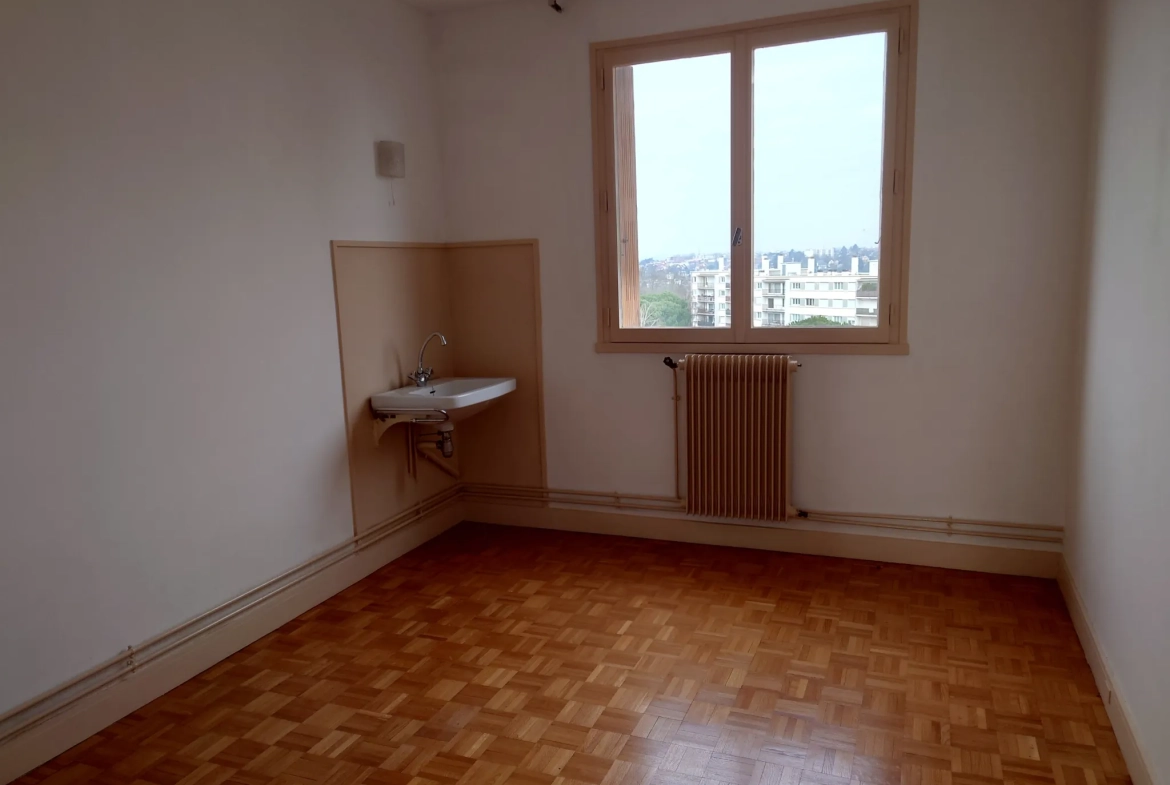 Grand appartement 4 chambres à Viry-Châtillon avec balcon et parking 