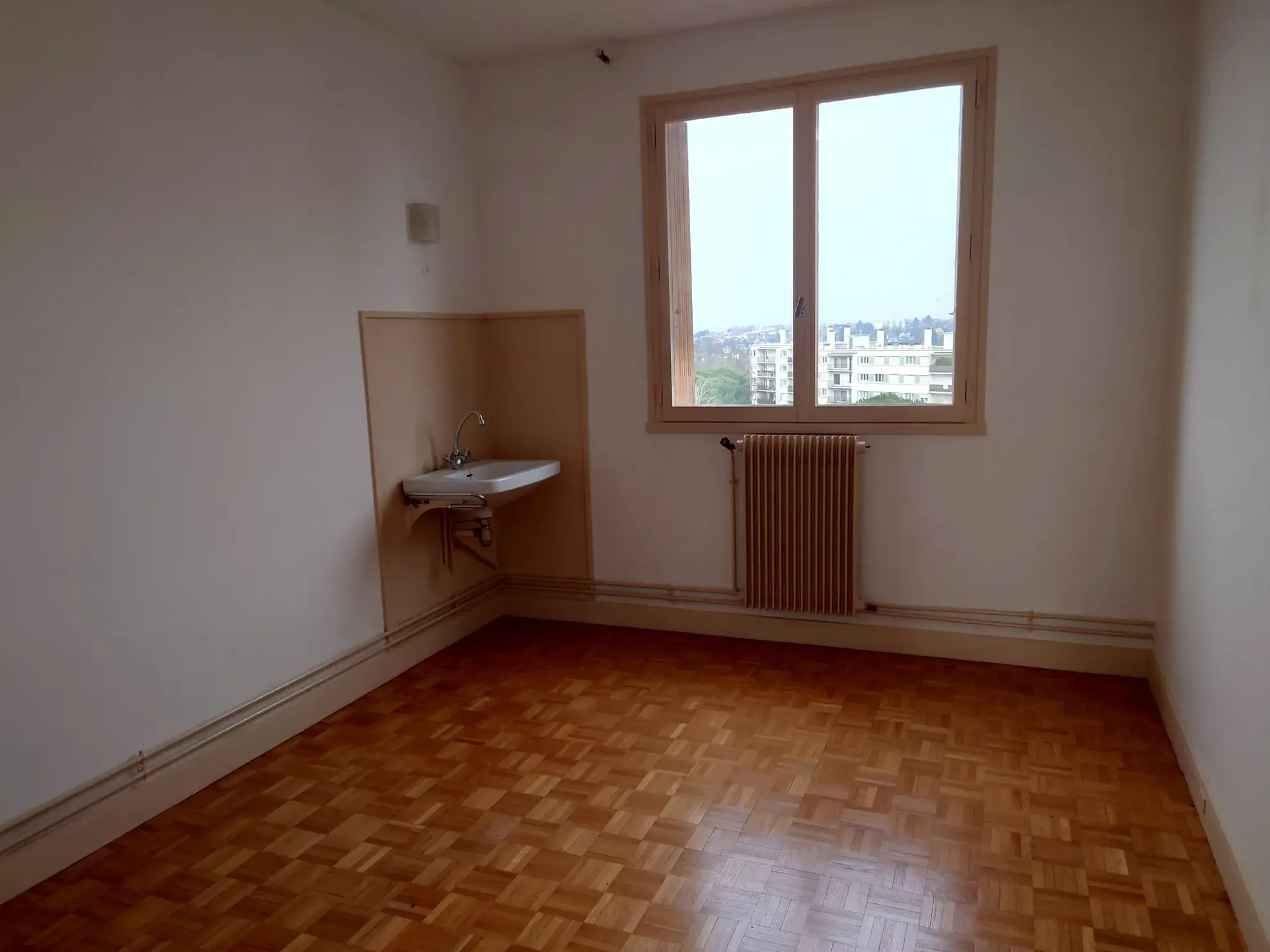 Grand appartement 4 chambres à Viry-Châtillon avec balcon et parking 
