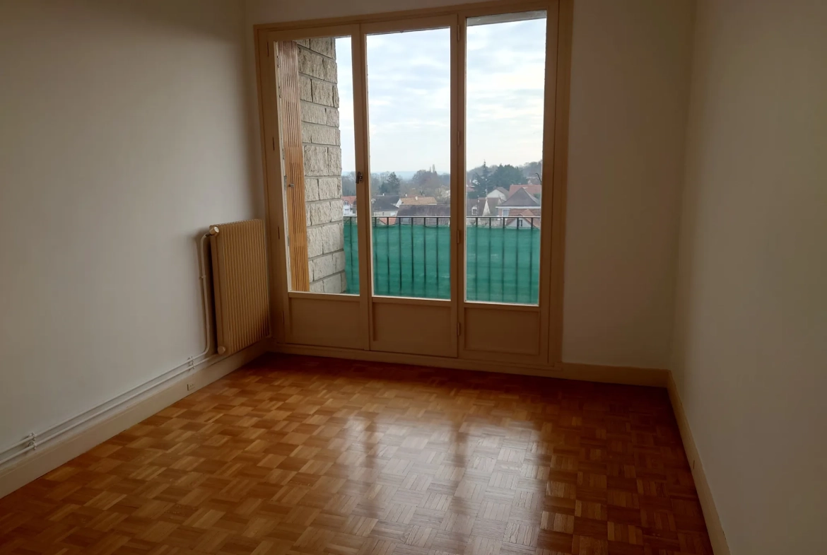 Grand appartement 4 chambres à Viry-Châtillon avec balcon et parking 