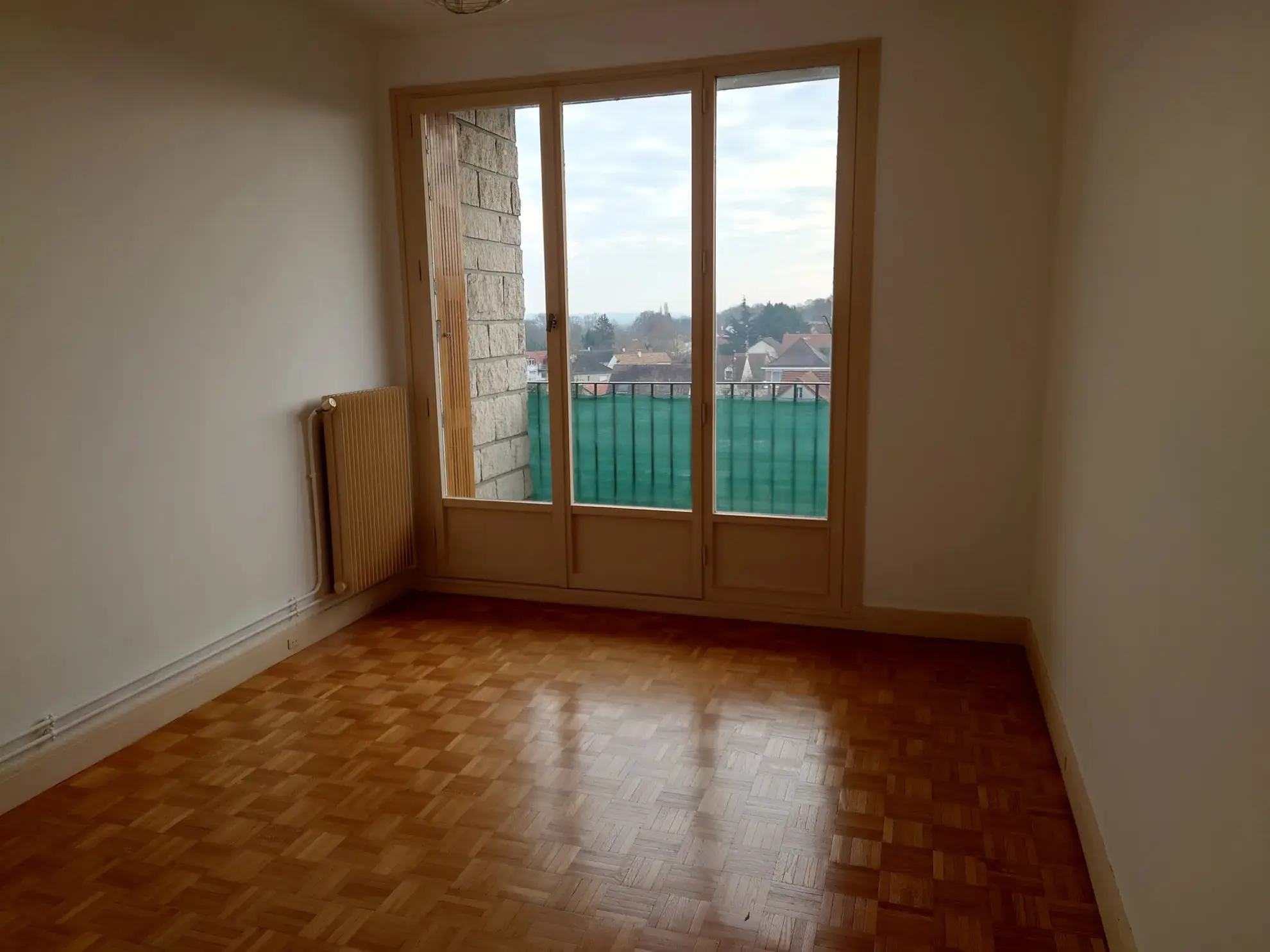 Grand appartement 4 chambres à Viry-Châtillon avec balcon et parking 
