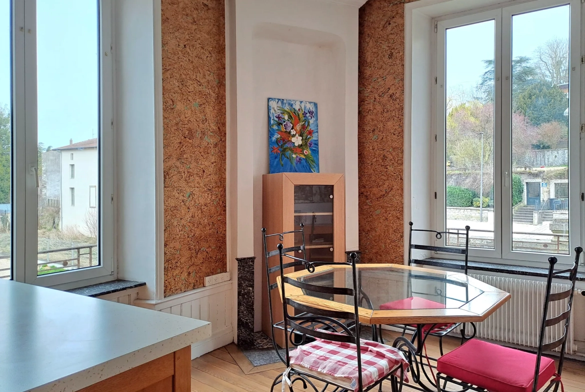Maison de maître à Vézelise avec gros potentiel et espace professionnel 