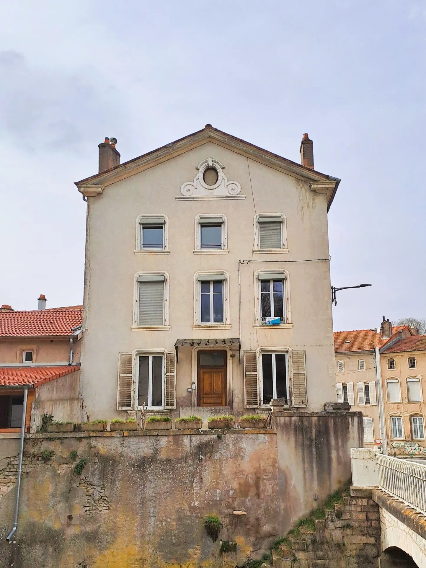 Maison de maître à Vézelise avec gros potentiel et espace professionnel 