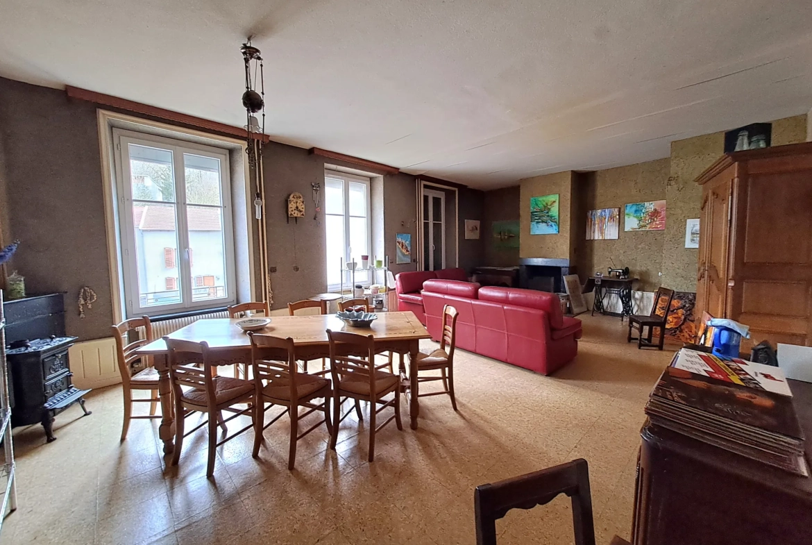 Maison de maître à Vézelise avec gros potentiel et espace professionnel 