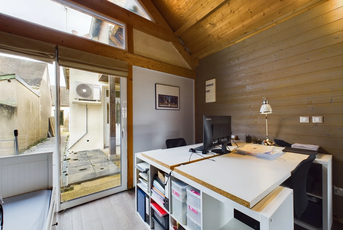 Maison d’architecte avec extension en bois et jardin à Guérigny 