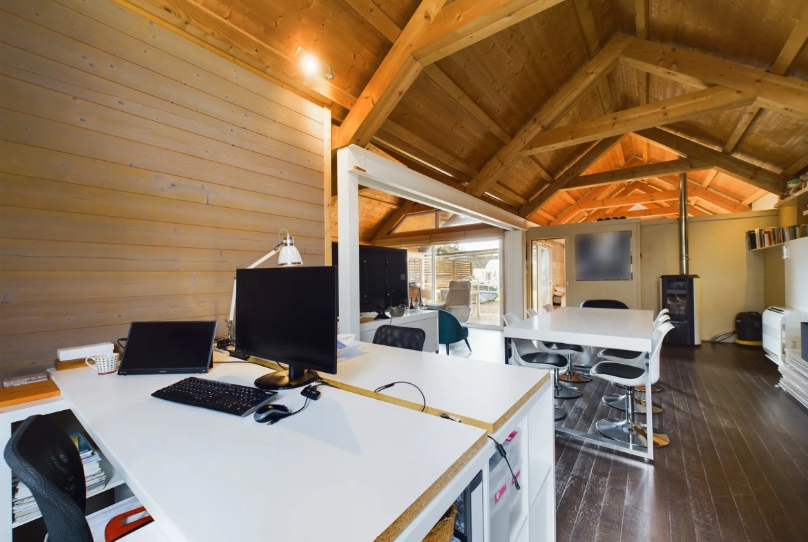Maison d’architecte avec extension en bois et jardin à Guérigny 