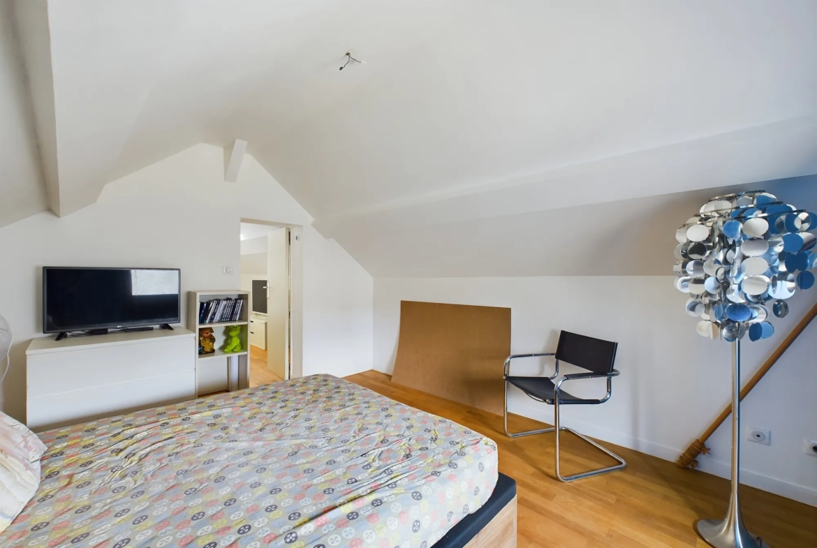 Maison d’architecte avec extension en bois et jardin à Guérigny 
