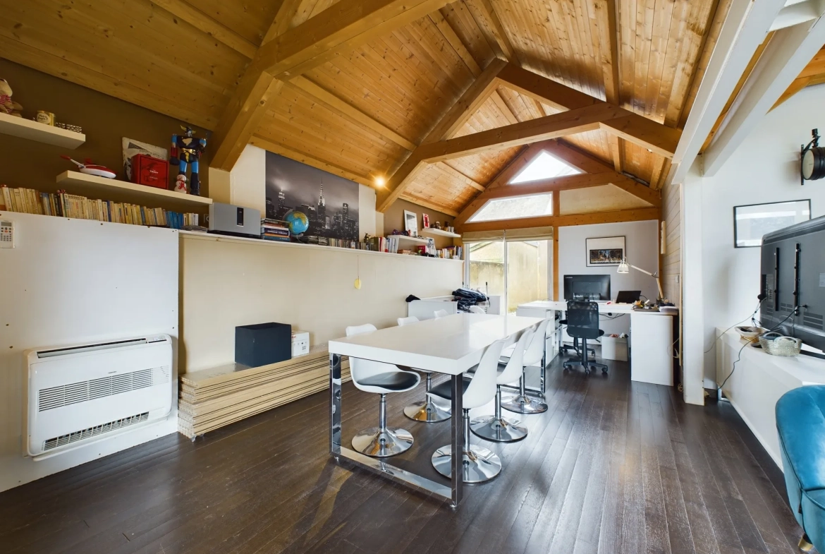 Maison d’architecte avec extension en bois et jardin à Guérigny 