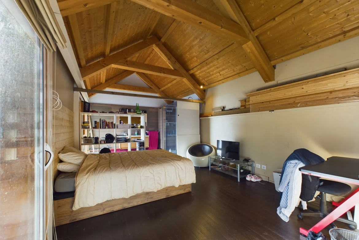 Maison d’architecte avec extension en bois et jardin à Guérigny 