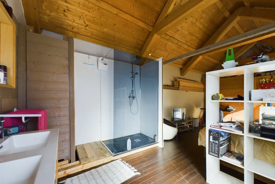 Maison d’architecte avec extension en bois et jardin à Guérigny 