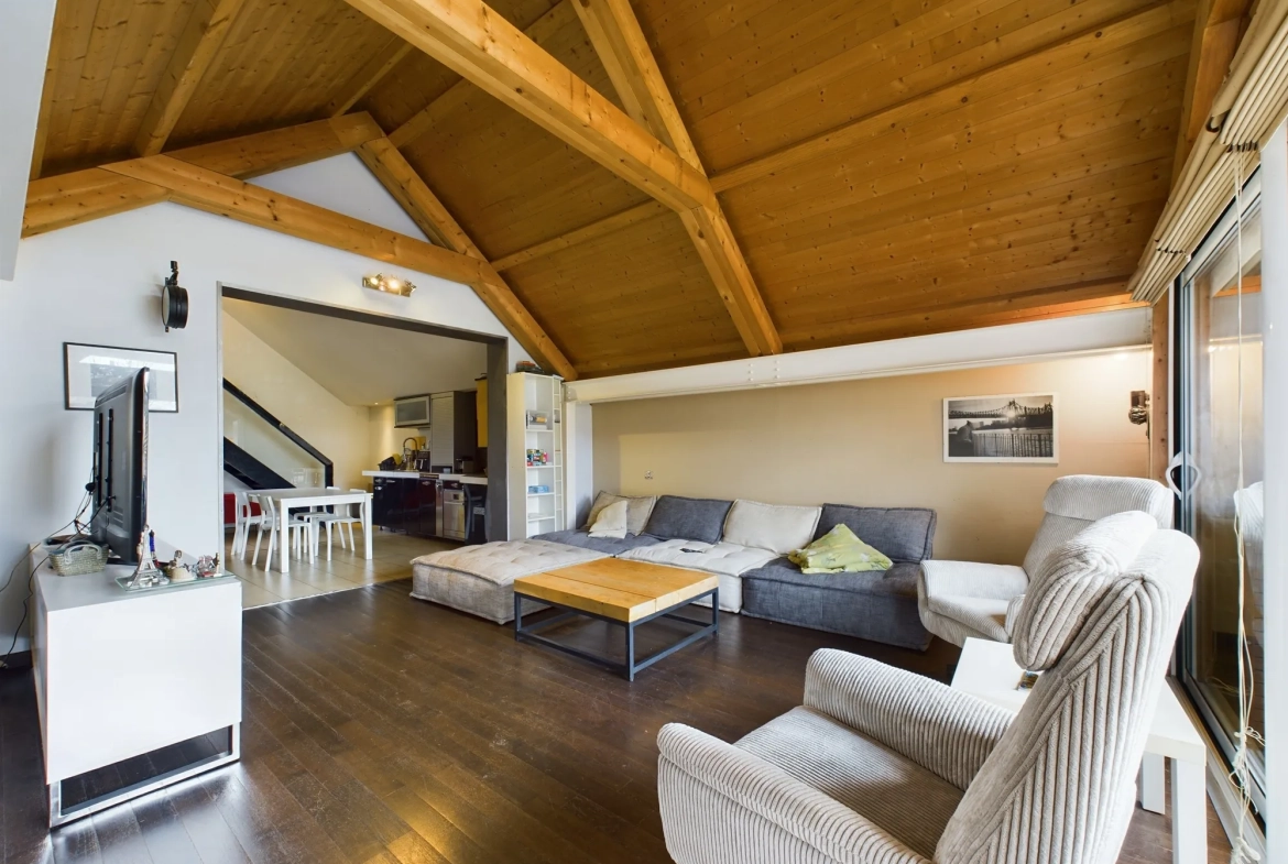 Maison d’architecte avec extension en bois et jardin à Guérigny 