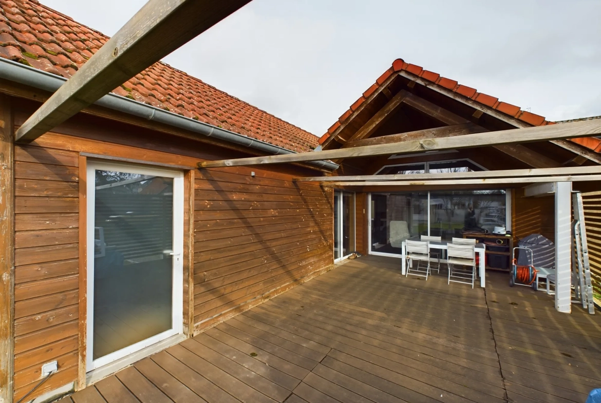 Maison d’architecte avec extension en bois et jardin à Guérigny 