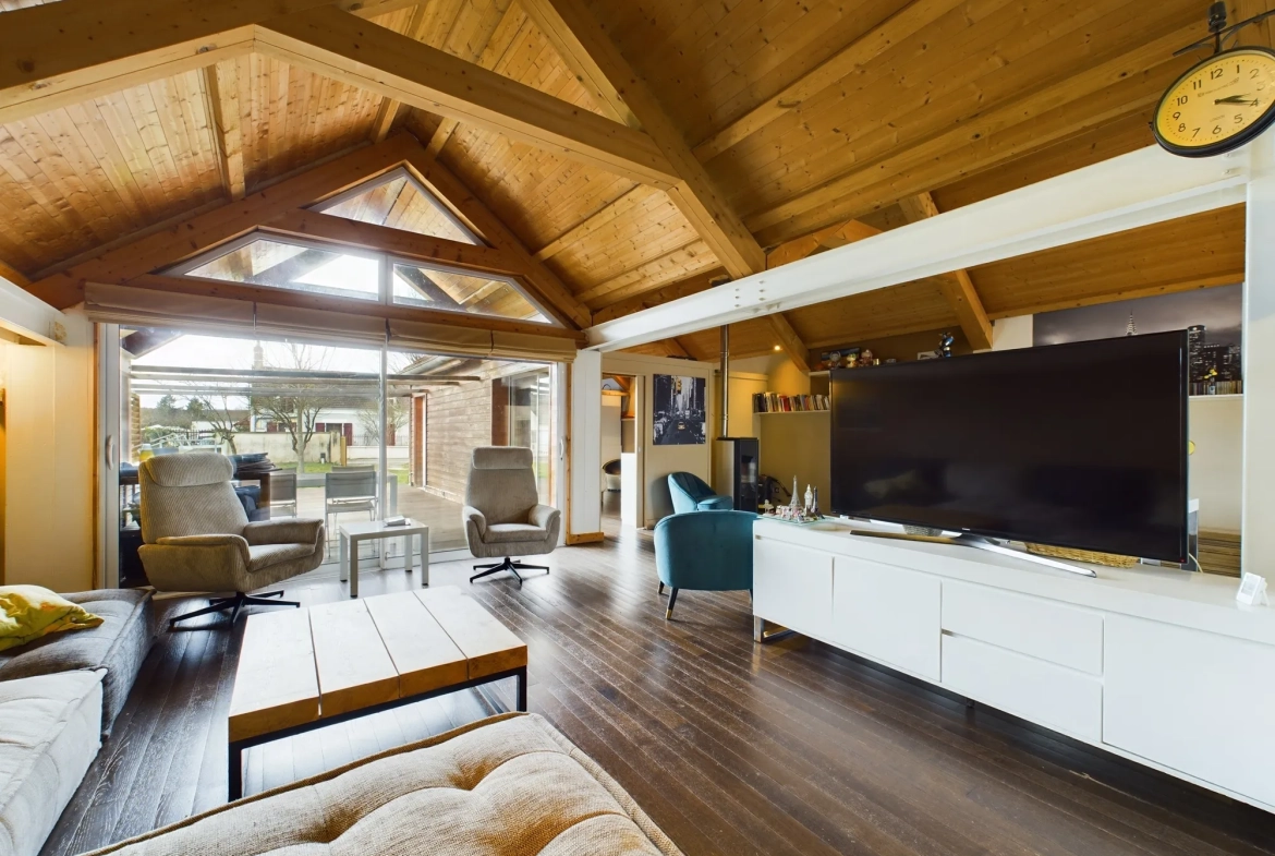 Maison d’architecte avec extension en bois et jardin à Guérigny 
