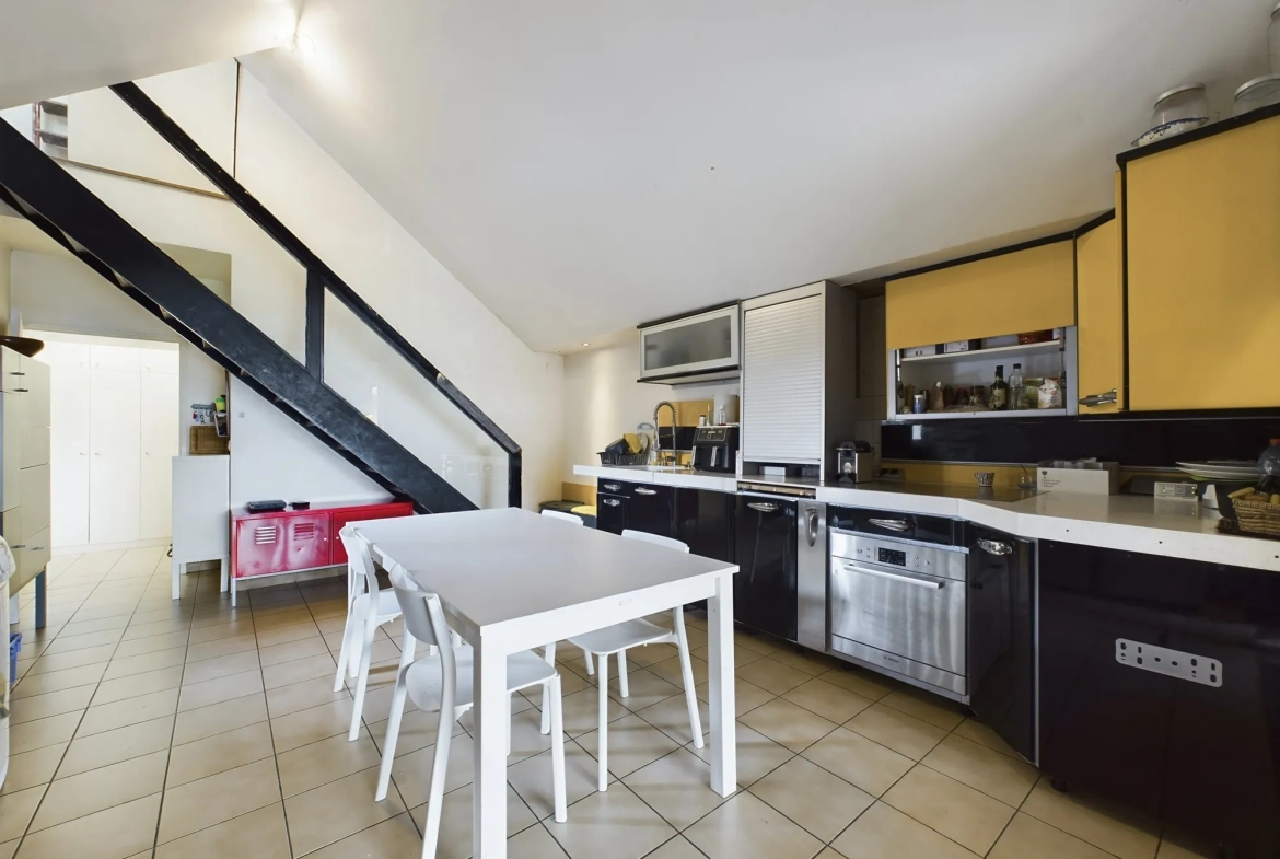 Maison d’architecte avec extension en bois et jardin à Guérigny 
