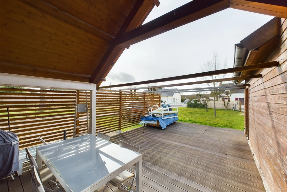 Maison d’architecte avec extension en bois et jardin à Guérigny 