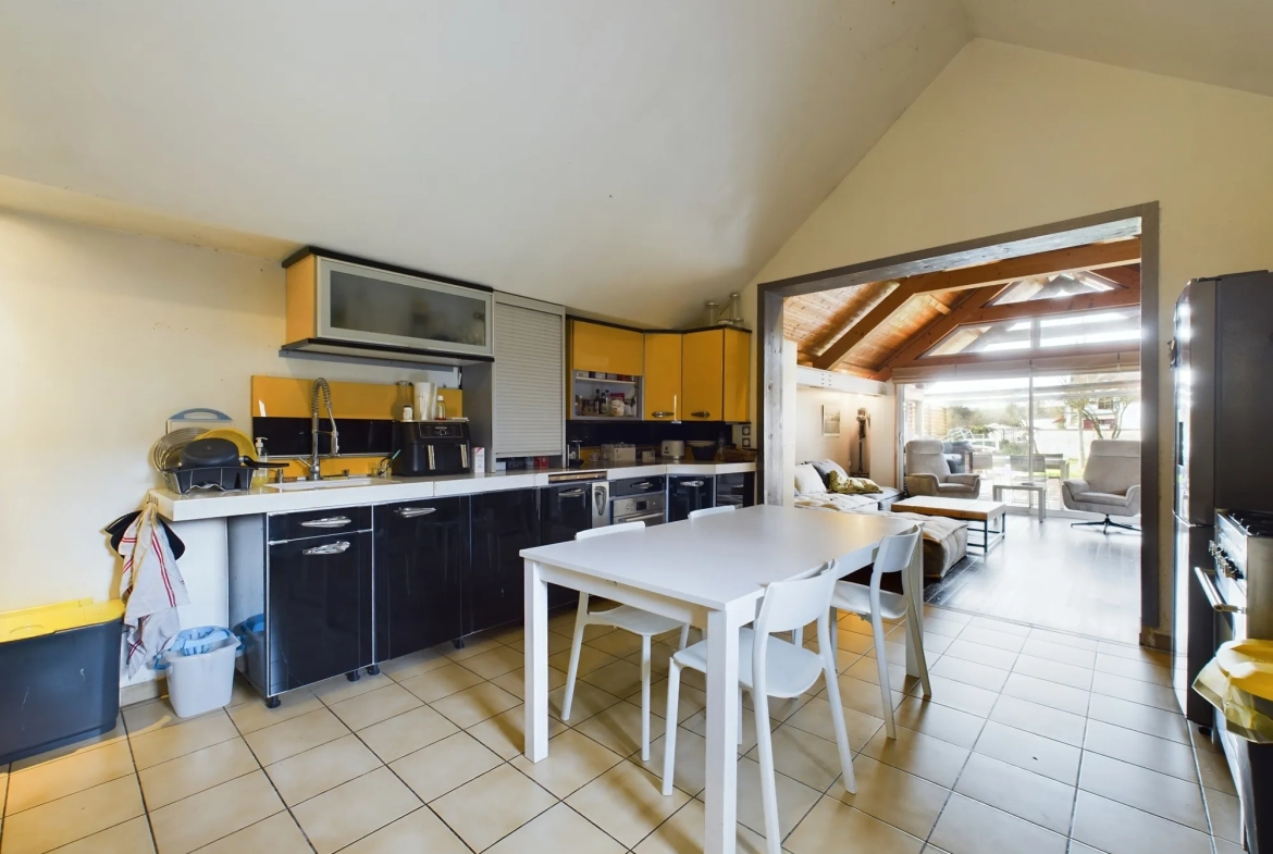 Maison d’architecte avec extension en bois et jardin à Guérigny 