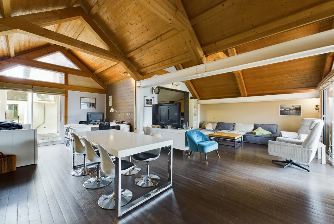 Maison d’architecte avec extension en bois et jardin à Guérigny 