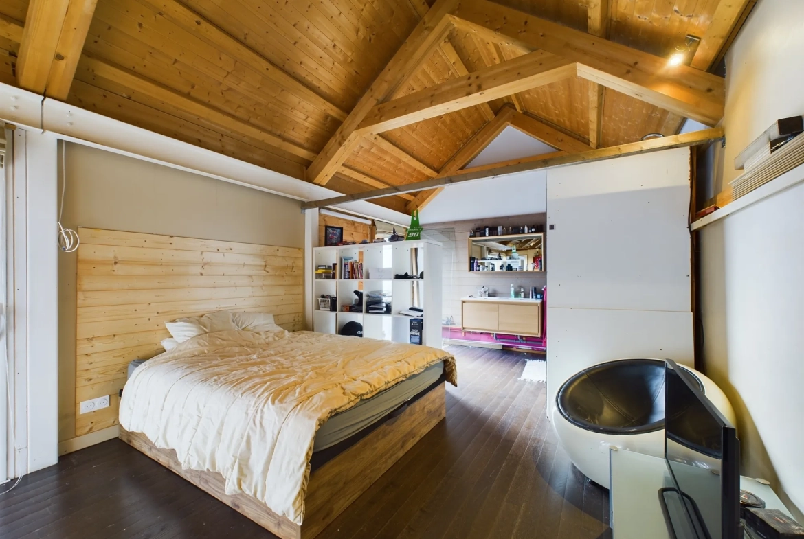 Maison d’architecte avec extension en bois et jardin à Guérigny 