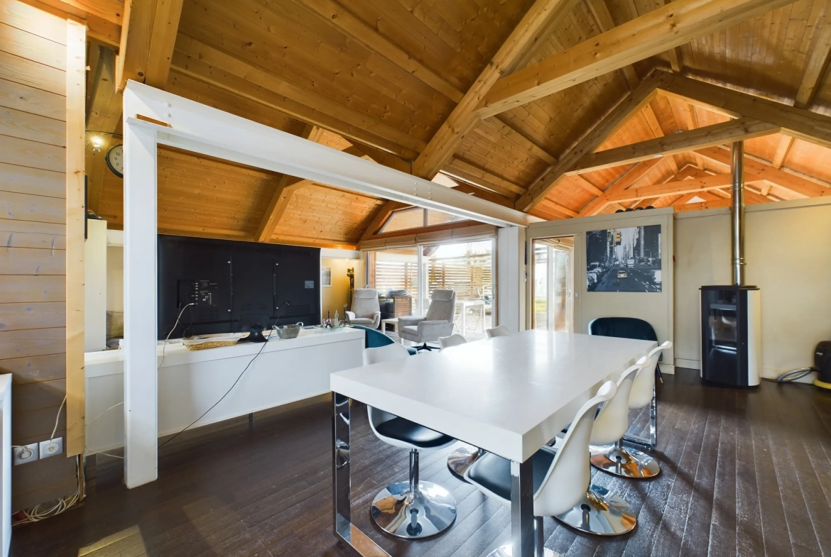 Maison d’architecte avec extension en bois et jardin à Guérigny 