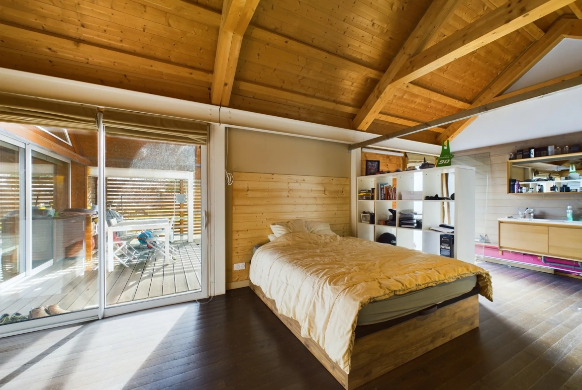 Maison d’architecte avec extension en bois et jardin à Guérigny 