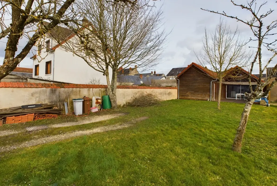 Maison d’architecte avec extension en bois et jardin à Guérigny 