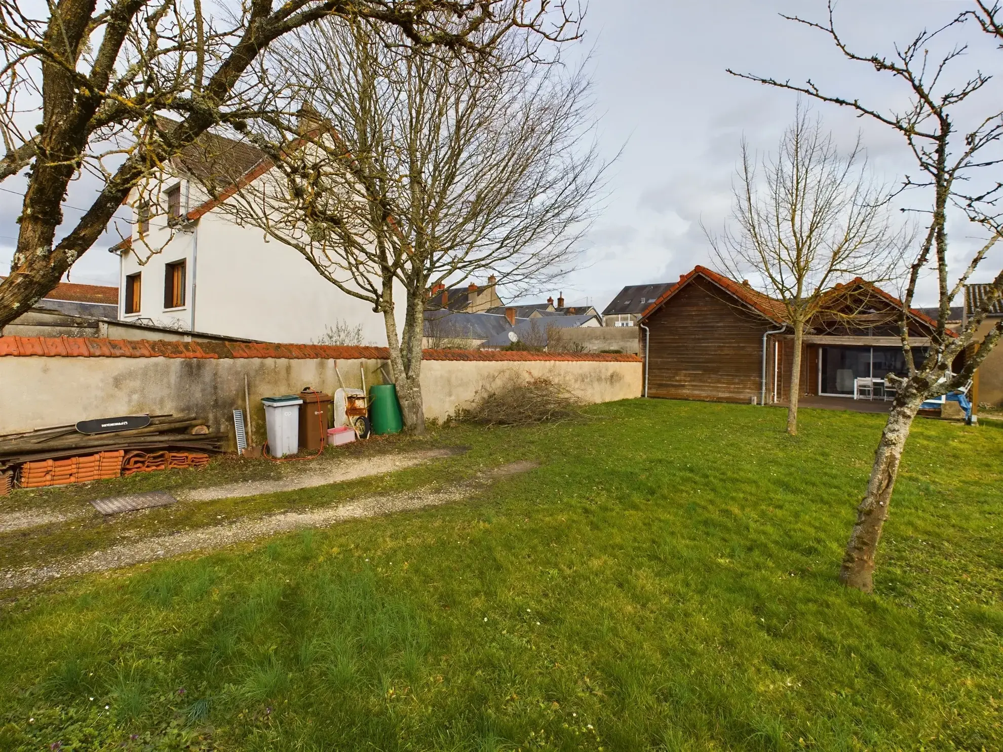 Maison d’architecte avec extension en bois et jardin à Guérigny 