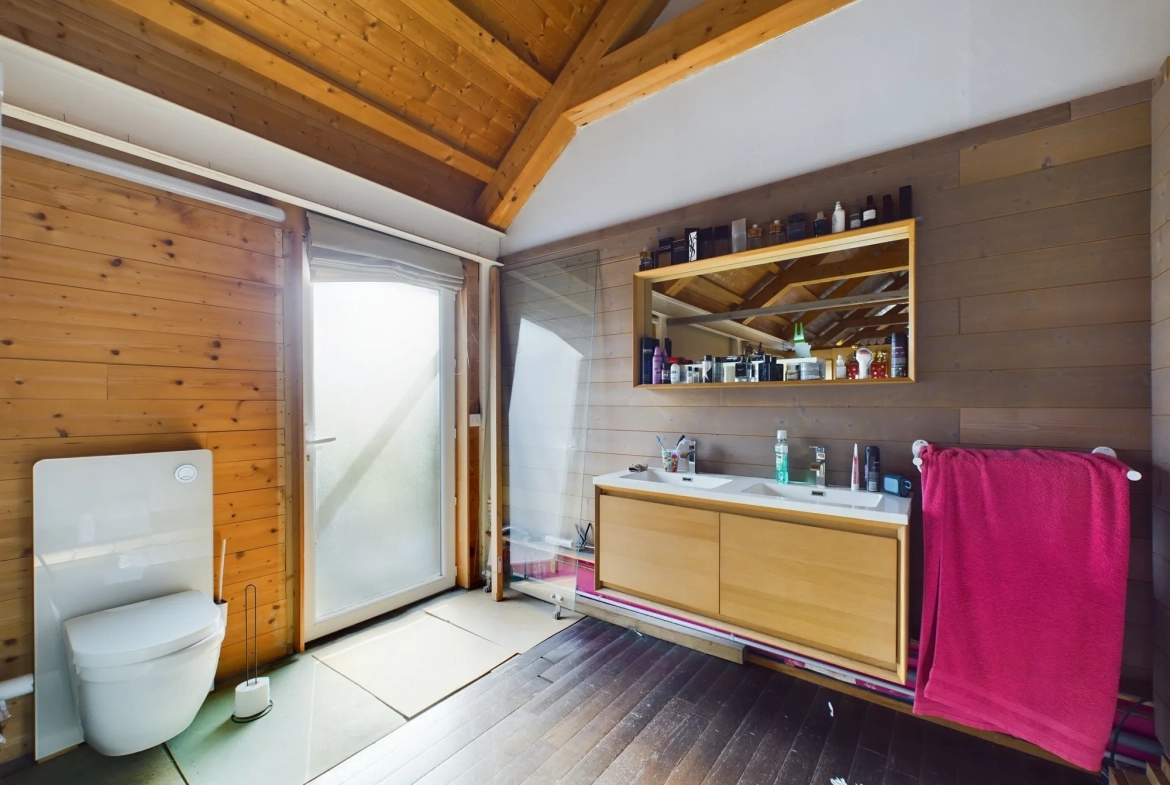 Maison d’architecte avec extension en bois et jardin à Guérigny 