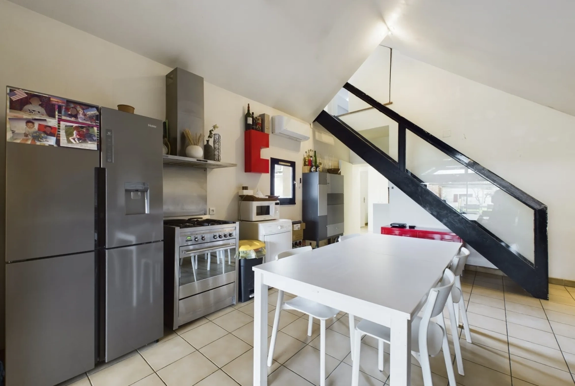 Maison d’architecte avec extension en bois et jardin à Guérigny 