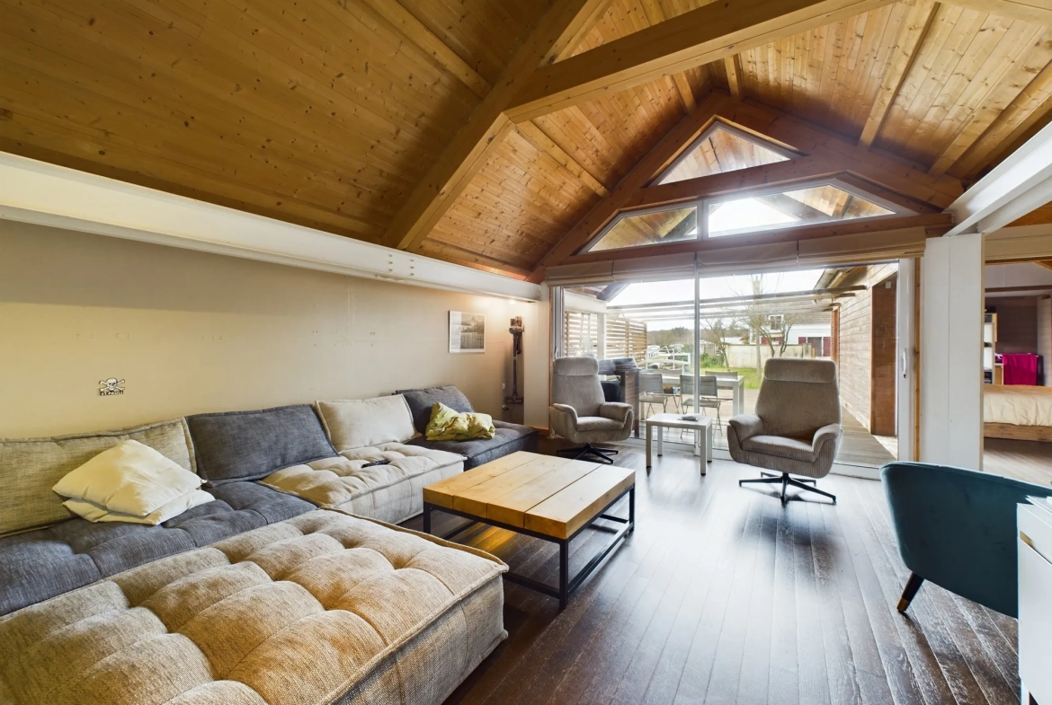 Maison d’architecte avec extension en bois et jardin à Guérigny 