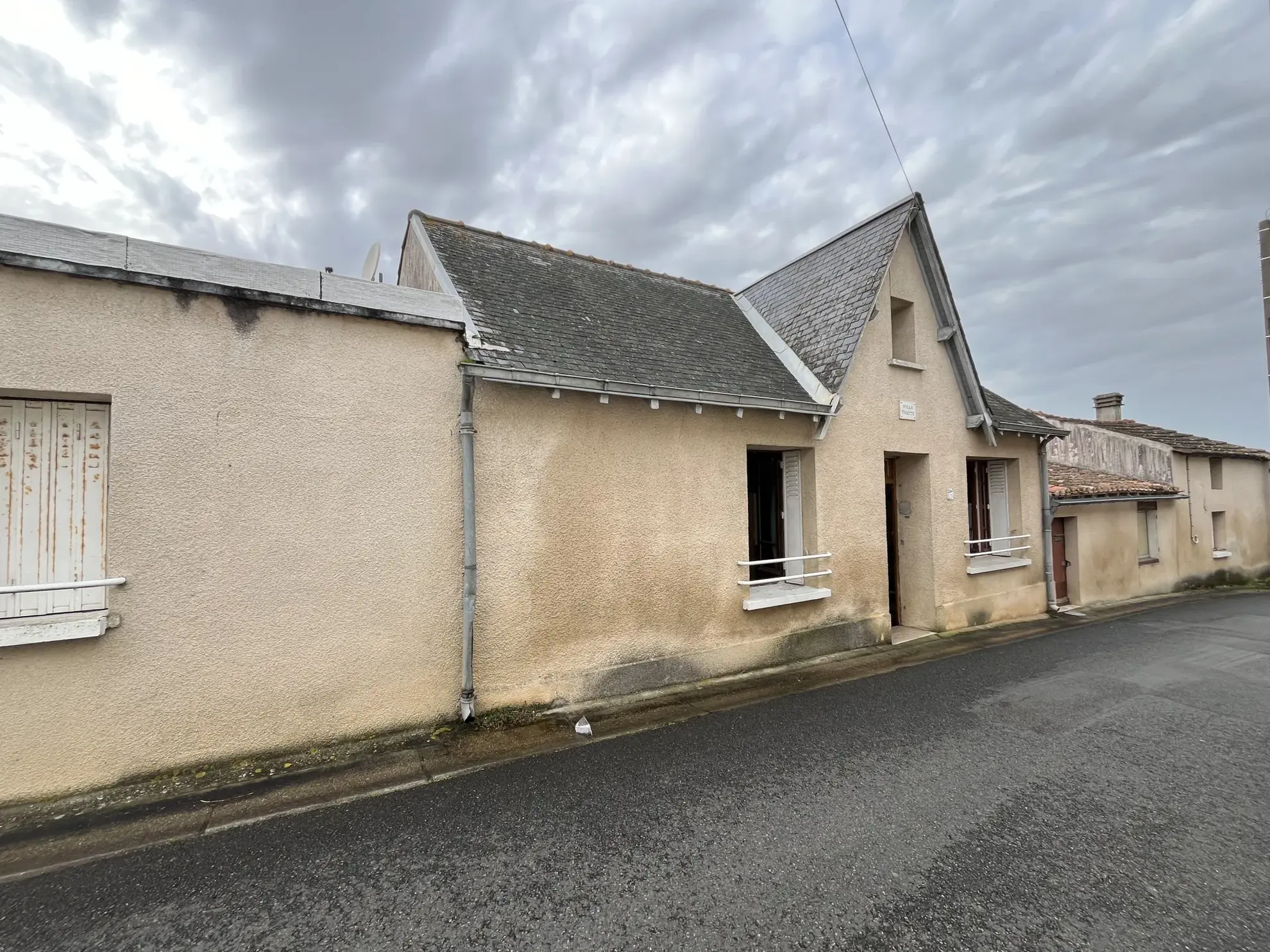 Maison à Saint Jean de Thouars avec vue sur la vallée, 2 chambres, garage et terrain de 533 m² 