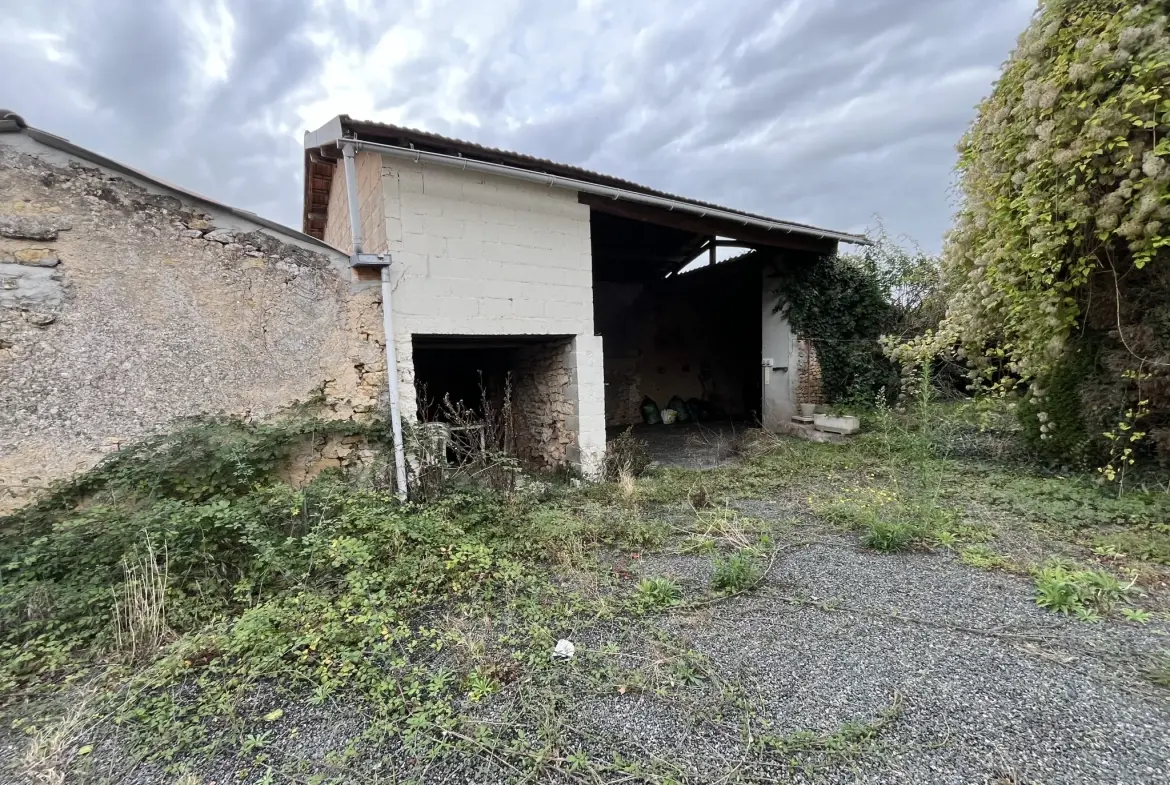 Maison à Saint Jean de Thouars avec vue sur la vallée, 2 chambres, garage et terrain de 533 m² 