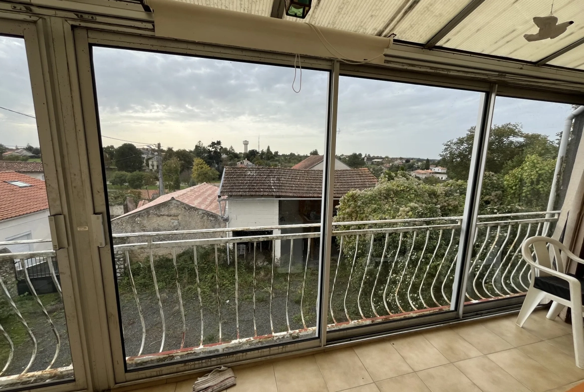 Maison à Saint Jean de Thouars avec vue sur la vallée, 2 chambres, garage et terrain de 533 m² 