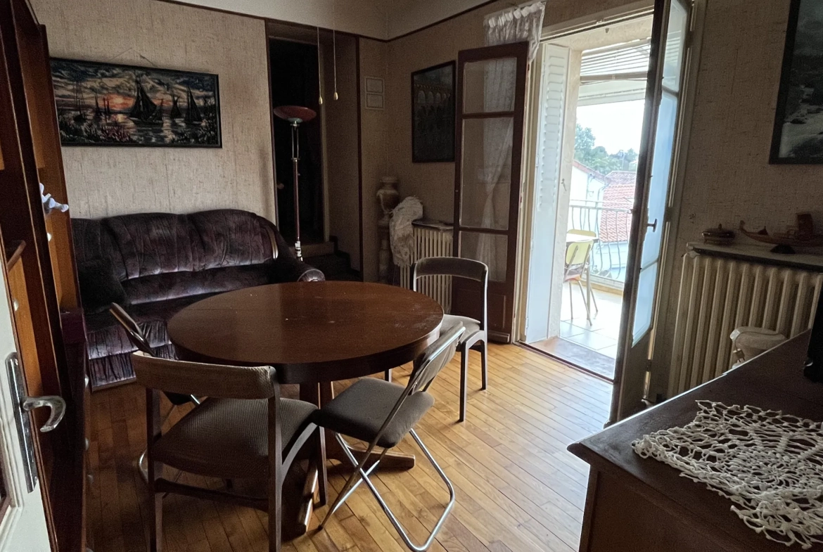Maison à Saint Jean de Thouars avec vue sur la vallée, 2 chambres, garage et terrain de 533 m² 