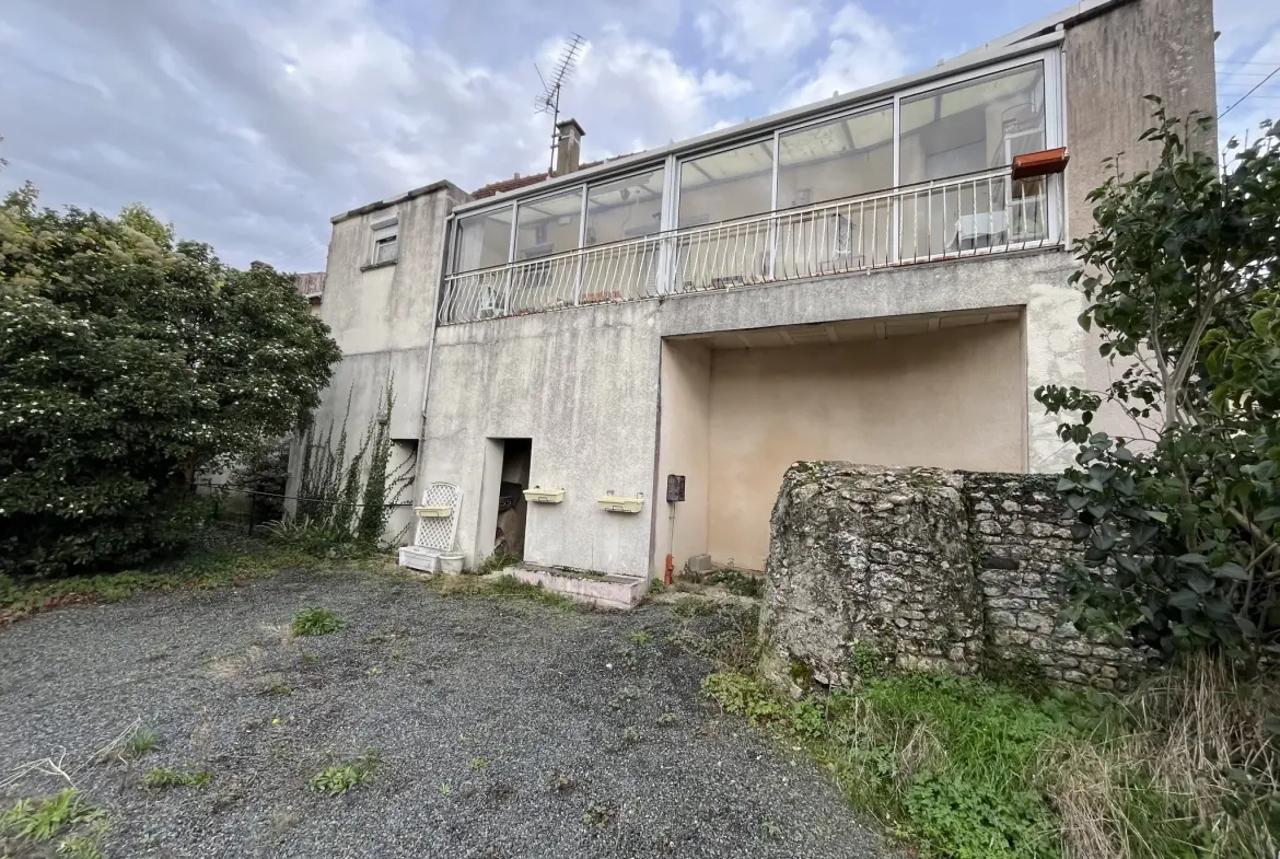 Maison à Saint Jean de Thouars avec vue sur la vallée, 2 chambres, garage et terrain de 533 m² 