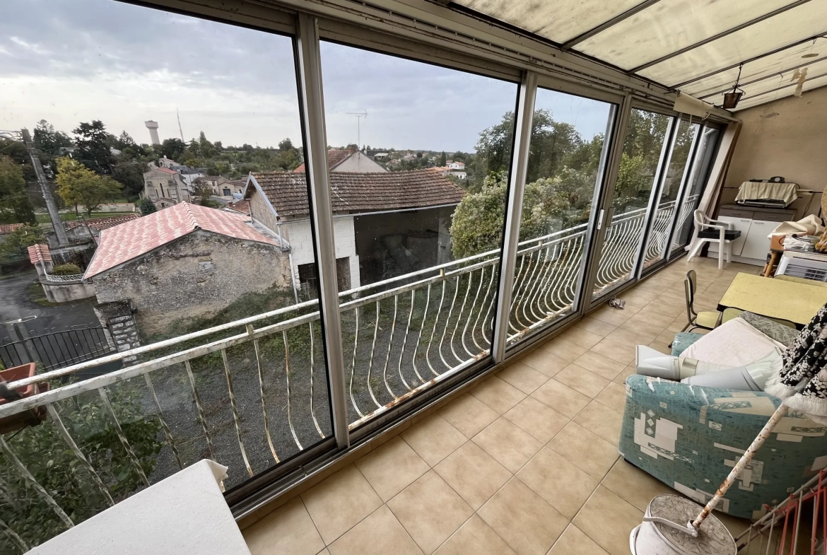 Maison à Saint Jean de Thouars avec vue sur la vallée, 2 chambres, garage et terrain de 533 m² 
