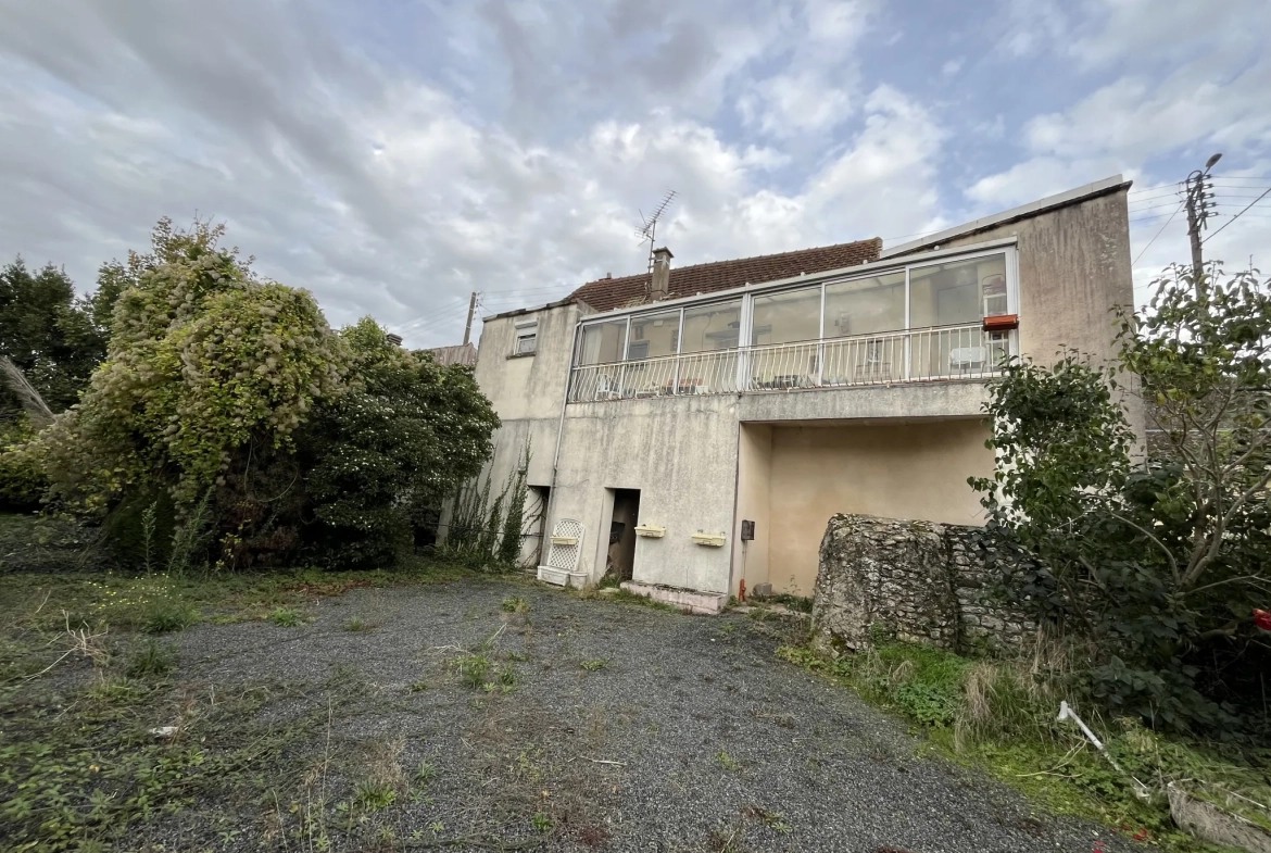 Maison à Saint Jean de Thouars avec vue sur la vallée, 2 chambres, garage et terrain de 533 m² 